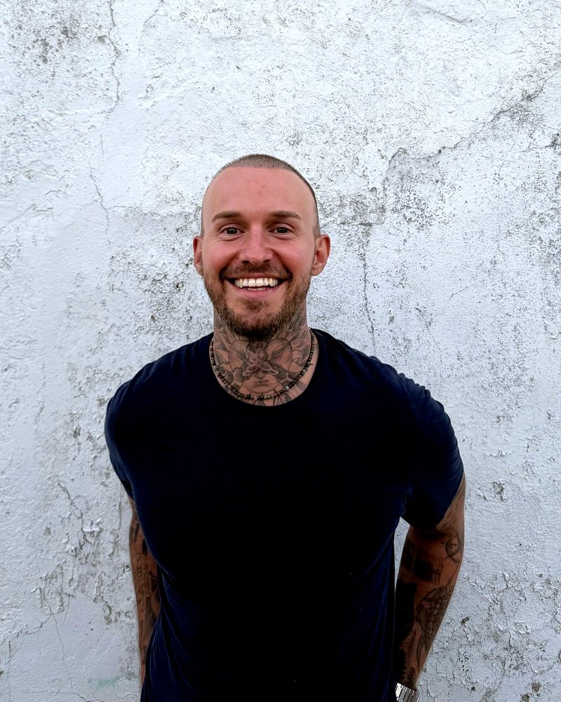 Stefan Huke, Google Ads Freelancer, vor einer hellen Wand